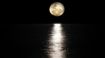 أشهر 7 تفسيرات رؤية انفجار القمر في المنام