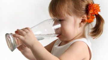 أشهر 7 تفسيرات رؤية اعطاء الماء في المنام