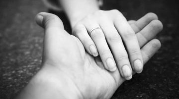 أشهر 7 تفسيرات رؤية مسك اليد في المنام