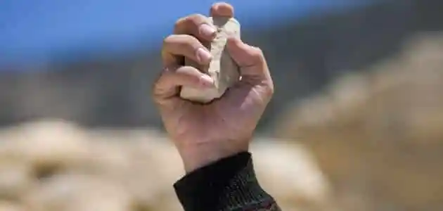 ما تفسير حلم رؤية رمي الحجر على شخص