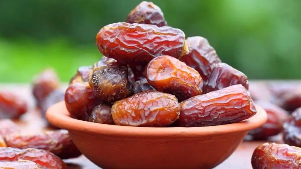 ما تفسير حلم رؤية أكل التمر في المنام للعزباء 5 ما تفسير حلم رؤية أكل التمر في المنام للعزباء