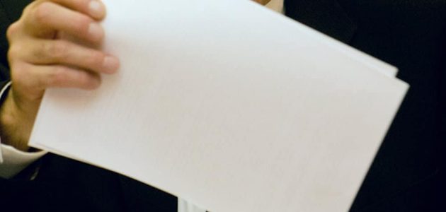 ما تفسير حلم رؤية أخذ ورقة من شخص 1 تفسير حلم أخذ ورقة من شخص