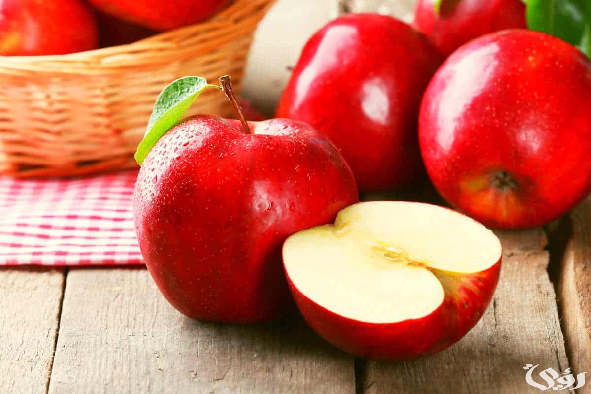ما تفسير حلم رؤية أكل التفاح الأحمر