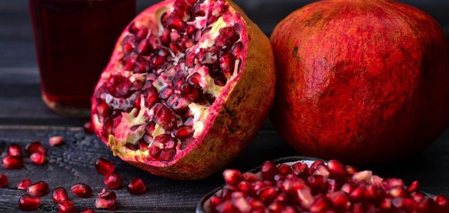 تفسير حلم رؤية قطف الرمان في المنام 1 تفسير قطف الرمان في المنام