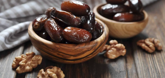 تفسير رؤية الميت يأكل تمر في المنام 1 تفسير رؤية الميت يأكل تمر