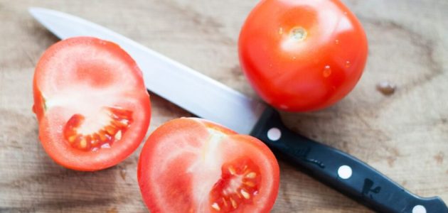 تفسير رؤية تقطيع الطماطم في المنام 1 تفسير رؤية تقطيع الطماطم