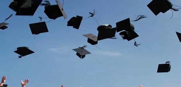 عبارات تكتب على قبعة وتيشرت التخرج 2026 "فخمة وجديدة" 1 عبارات تكتب ع قبعه التخرج