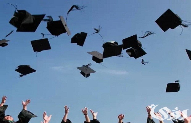 عبارات تكتب على قبعة وتيشرت التخرج 2026 “فخمة وجديدة”