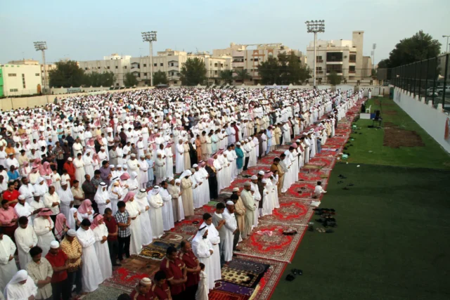 كيف نصلي صلاة العيد في المسجد؟ كيف نصلي صلاة العيد في المسجد؟
