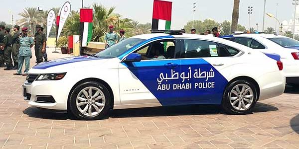 شرطة دبي تهدي بطاقات وقود مجانية للسائقين في أبو ظبي 1 الشرطة توزع بطاقات وقود مجانية للسائقين في أبو ظبي