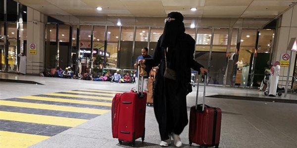هل يلزم تصريح سفر من ولي الأمر للزوجة أو الابنه فوق 22 سنة؟.. "الجوازات" توضح 1 هل يلزم تصريح سفر من ولي الأمر للزوجة أو الابنه فوق 22 سنة