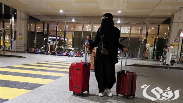 هل يلزم تصريح سفر من ولي الأمر للزوجة أو الابنه فوق 22 سنة؟.. “الجوازات” توضح