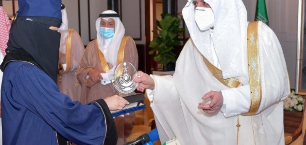 أمير تبوك يهنئ الفائزين بجائزة التفوق العلمي والتميز 1 أمير تبوك للفائزين بجائزة التفوق العلمي والتميز: لديكم طموح ونفتخر بكم