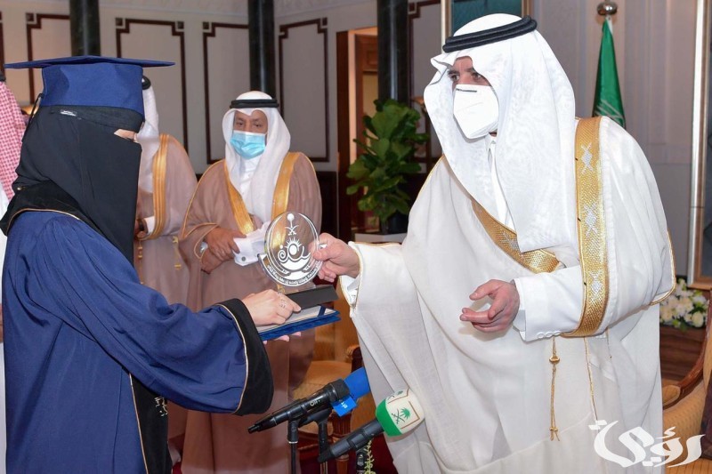 أمير تبوك يهنئ الفائزين بجائزة التفوق العلمي والتميز