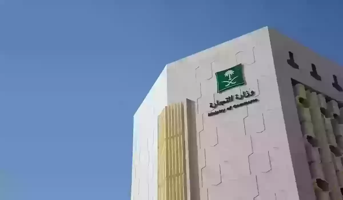 هل ينتقل الرقم والحساب الضريبي عند نقل ملكية سجل تجاري؟