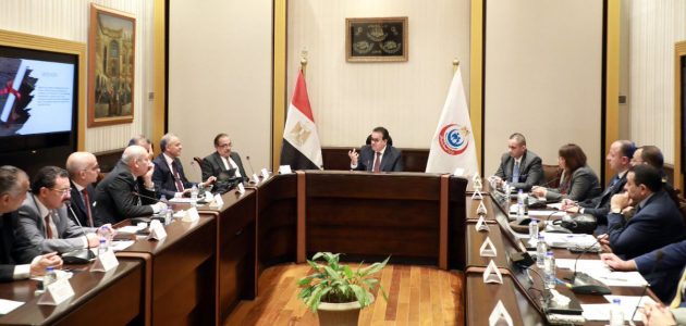 وزير الصحة الجديد يعلن اجتماع لبحث خطط العمل خلال الفترة المقبلة 1 وزير الصحة يجتمع بنوابه الثلاثة لوضع أسس وخطط العمل خلال الفترة المقبلة