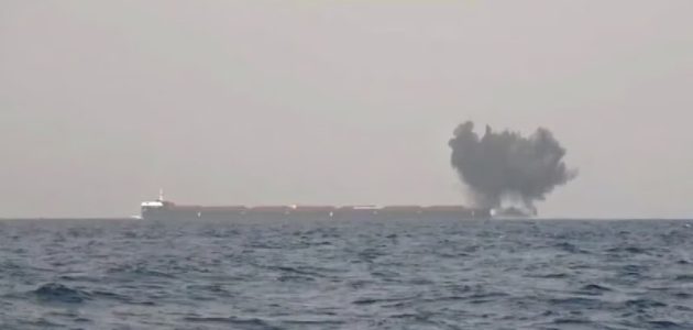 أمريكا تعلن تدمير 3 مسيرات وزورق حوثية في البحر 1 أمريكا تعلن تدمير 3 مُسيَّرات وزورق للحوثيين.. والجماعة تطلق صواريخ باليستية