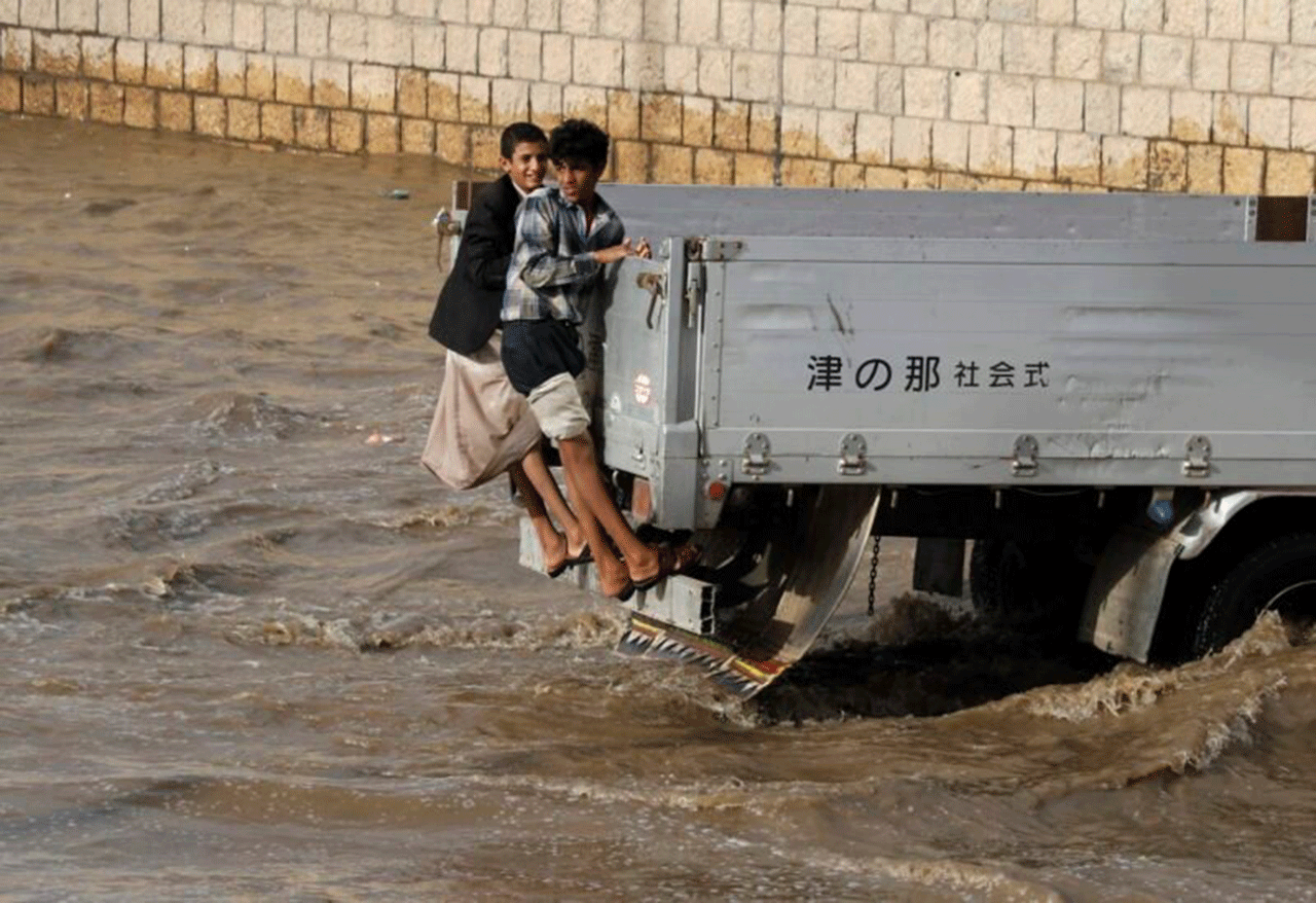 معاناة السيول وتحديات الإغاثة في الحديدة