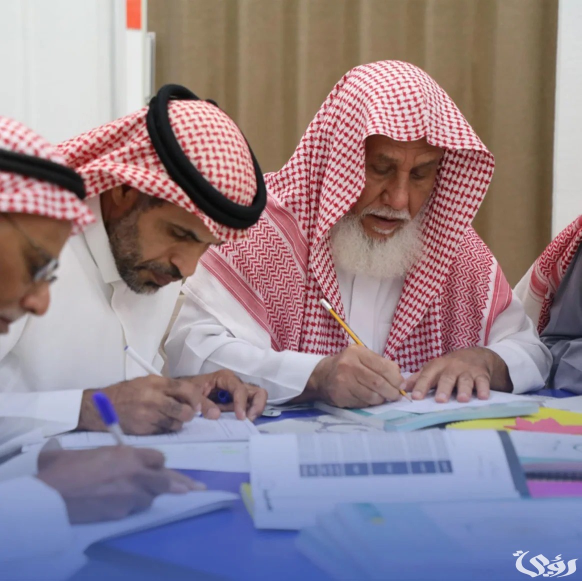 جامعة الأمير محمد بن فهد تقدم منحًا دراسية لكبار السن للحصول على البكالوريوس