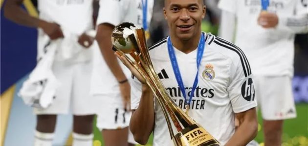 "رد فعل كبير".. مبابي في تصرف غريب بعد تتويج ريال مدريد بكأس القارات 1 رد فعل غير متوقع | مبابي في تصرف غريب بعد تتويج ريال مدريد بكأس القارات