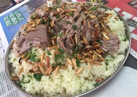 تفسير حلم أكل اللحم المطبوخ والأرز في المنام تفسير حلم أكل اللحم المطبوخ والأرز في المنام