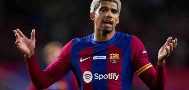 هل سيرحل أراوخو عن برشلونة في الميركاتو المقبل 1 هل سيرحل من برشلونة | قرار سريع من الإدارة بشأن المدافع الشاب