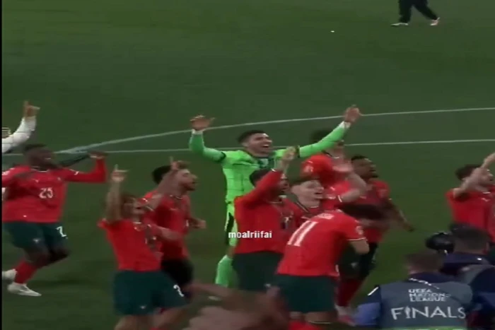 كريستيانو رونالدو يتألق في العرضة احتفالًا بفوز البرتغال بدوري الأمم الأوروبية! 5 كريستيانو رونالدو يتألق في العرضة احتفالًا بفوز البرتغال بدوري الأمم الأوروبية!