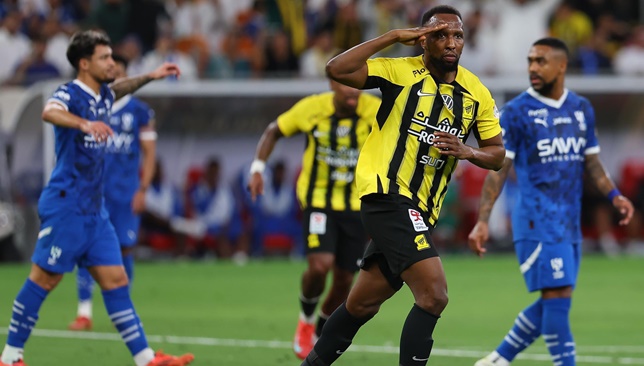 "كادش يعود إلى الملاعب: أولى خطوات التعافي مع الاتحاد تثير حماس الجماهير!"