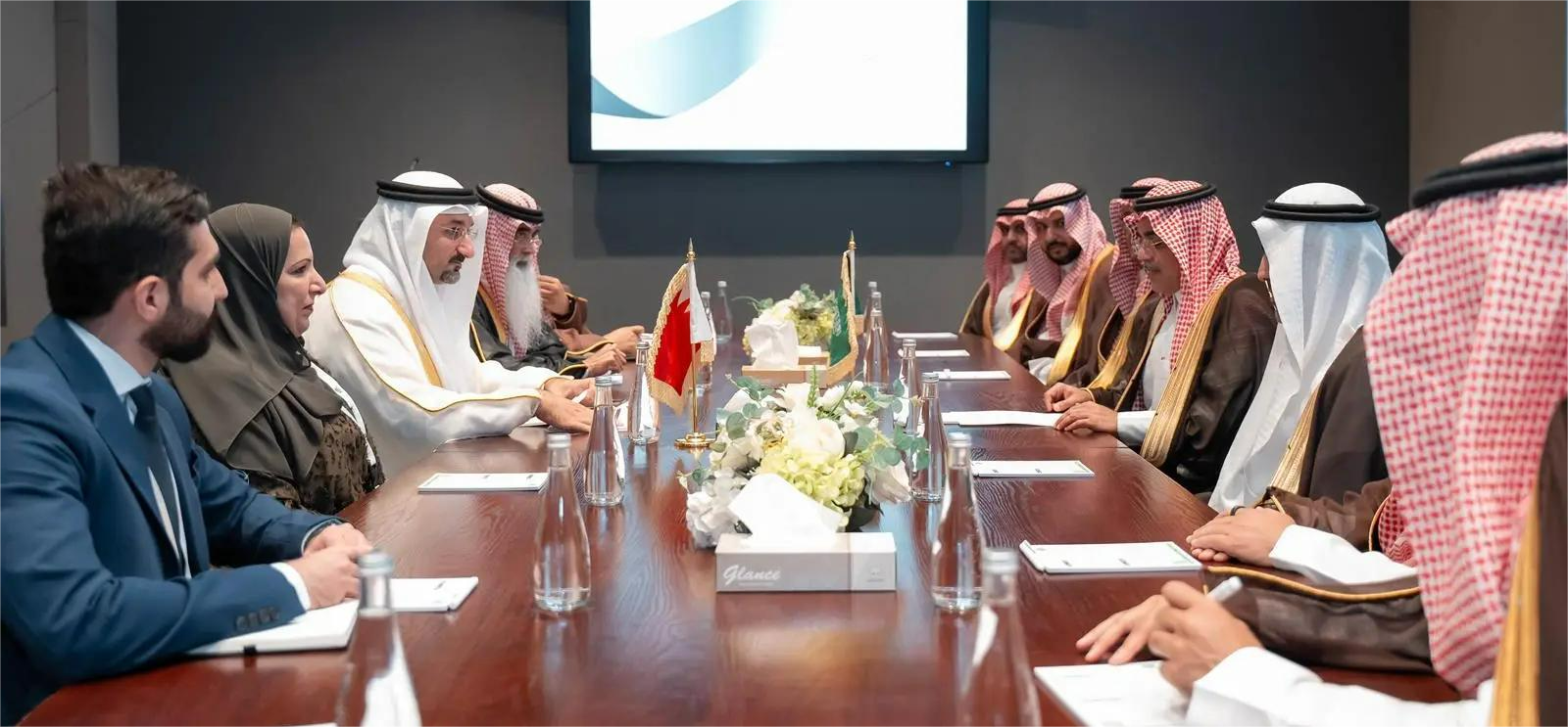 "السعودية والبحرين تبرمان اتفاقية تاريخية لإطلاق المرحلة الثانية من التكامل الصناعي: آفاق جديدة للتعاون الاقتصادي!"