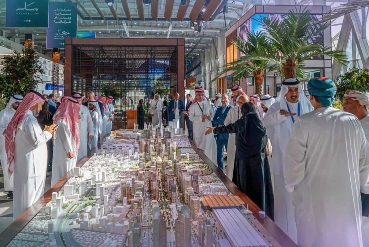 "صفقة تاريخية: أم القرى للتنمية تبيع أرضًا في مشروع مسار بـ68 مليون دولار!"