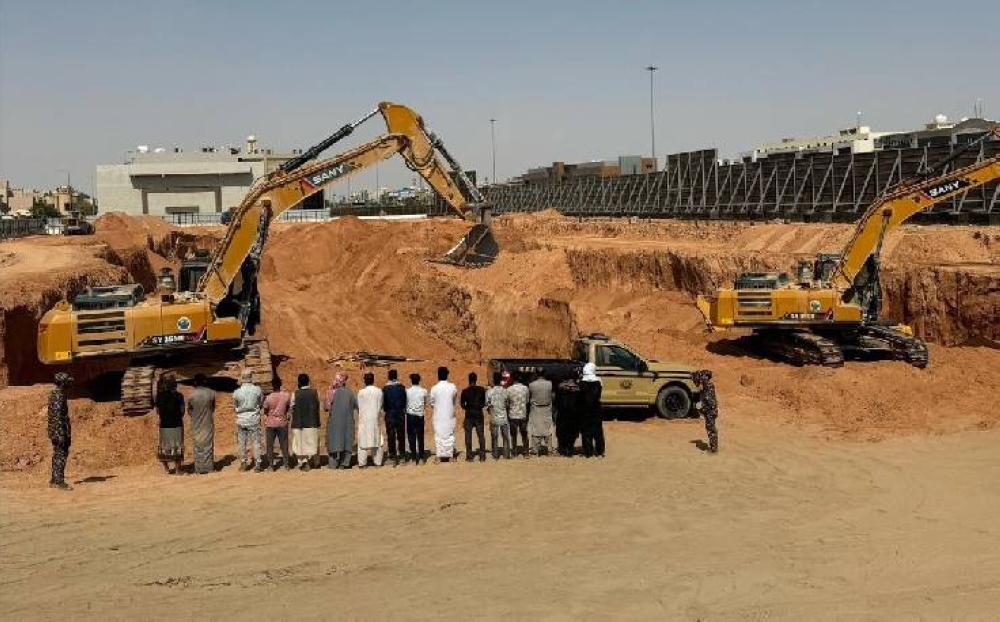 الأمن البيئي يُلقي القبض على مواطن و16 مقيماً بتهمة استغلال الرواسب في الرياض