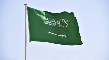 السعودية تُعلن عن ضوابط جديدة لتأشيرات العمرة: قرار عاجل ساري التنفيذ فوراً!
