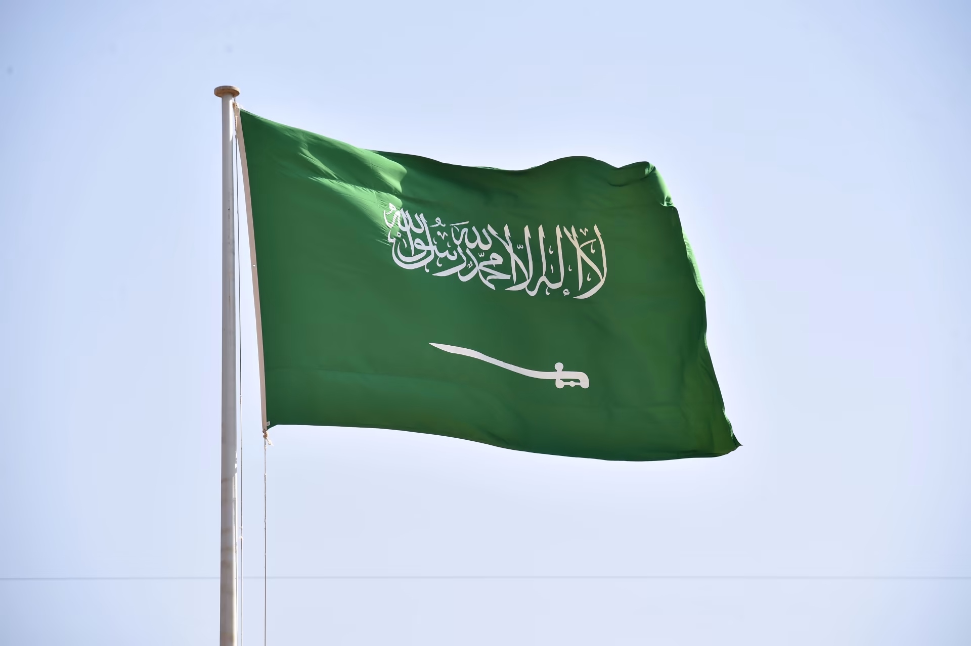 السعودية تُعلن عن ضوابط جديدة لتأشيرات العمرة: قرار عاجل ساري التنفيذ فوراً!