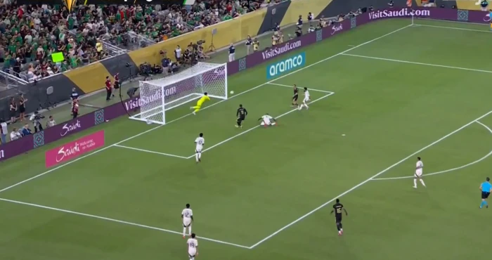 المكسيك تواصل تألقها وتقصي السعودية بفوز ساحق 2-0 لتتأهل إلى نصف نهائي الكأس الذهبية!
