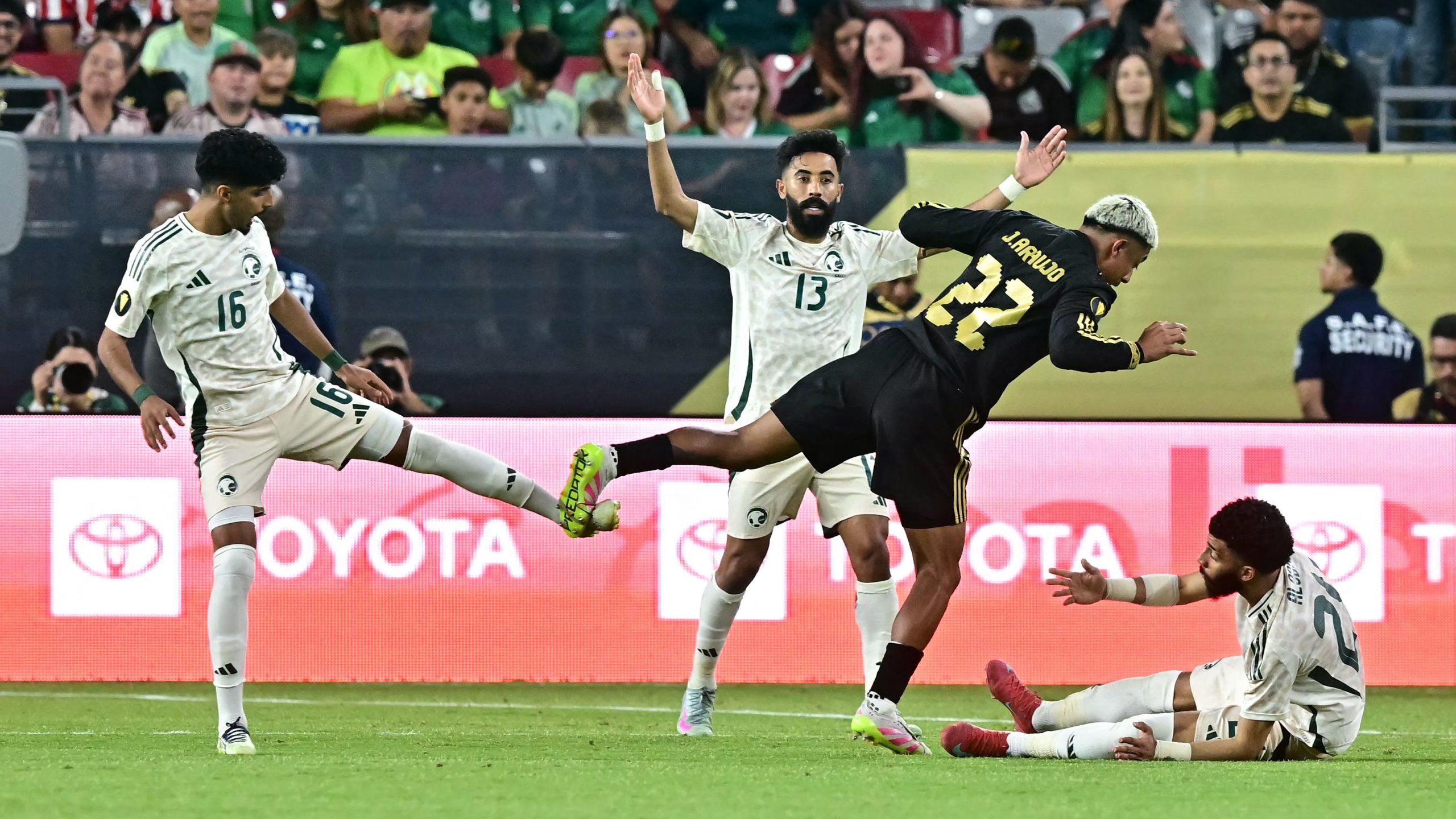 المنتخب السعودي يتعرض لصفعتين قاسيتين أمام المكسيك: تفاصيل المباراة وأصداء الهزيمة