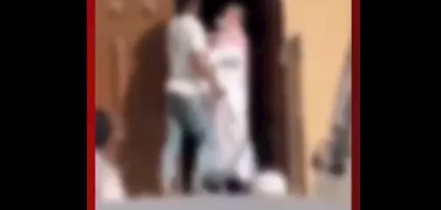حادثة مؤلمة في السعودية: شاب يهاجم مسنًا أمام مسجد والأمن يتدخل بسرعة! 1 حادثة مؤلمة في السعودية: شاب يهاجم مسنًا أمام مسجد والأمن يتدخل بسرعة!