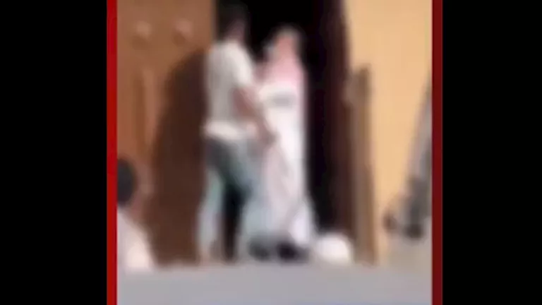 حادثة مؤلمة في السعودية: شاب يهاجم مسنًا أمام مسجد والأمن يتدخل بسرعة!