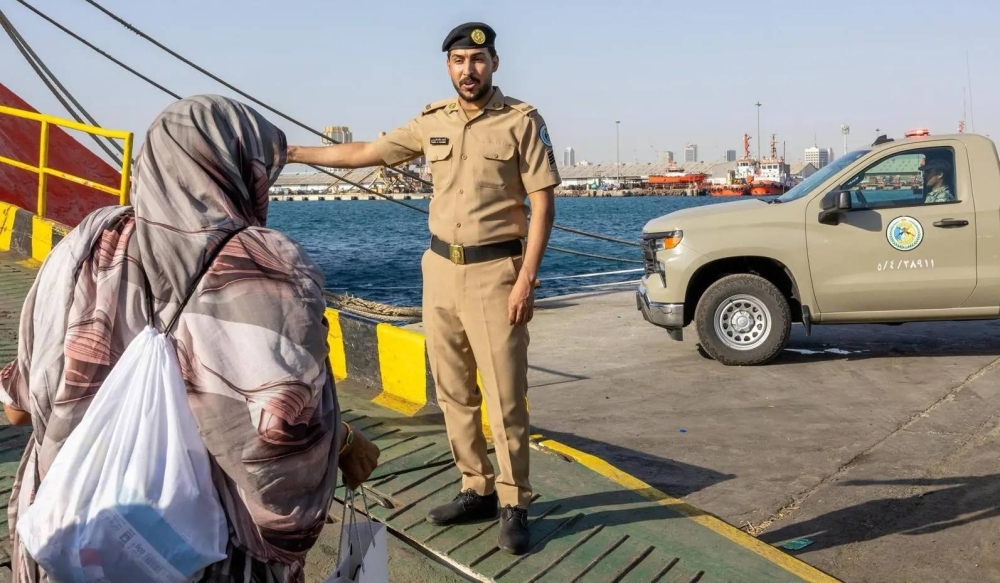 حرس الحدود يُبسط إجراءات مغادرة ضيوف الرحمن عبر ميناء جدة الإسلامي: تسهيلات جديدة لخدمة الحجاج 5 حرس الحدود يُبسط إجراءات مغادرة ضيوف الرحمن عبر ميناء جدة الإسلامي: تسهيلات جديدة لخدمة الحجاج