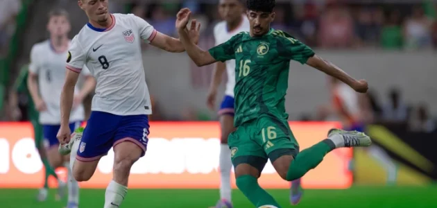 صدمة في كأس الكونكاكاف: منتخب السعودية يتلقى هزيمة مفاجئة أمام أمريكا بهدف قاتل - شاهد الفيديو! 1 صدمة في كأس الكونكاكاف: منتخب السعودية يتلقى هزيمة مفاجئة أمام أمريكا بهدف قاتل - شاهد الفيديو!
