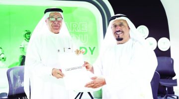 ضاحي خلفان يكرم ميرزا الصايغ تقديرًا لجهوده في دعم ورعاية الموهوبين
