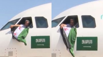 قائد طائرة ‘فلاي ناس’ السعودية يرفع علم سوريا في لحظة مؤثرة لدى وصوله إلى دمشق – شاهد الفيديو!