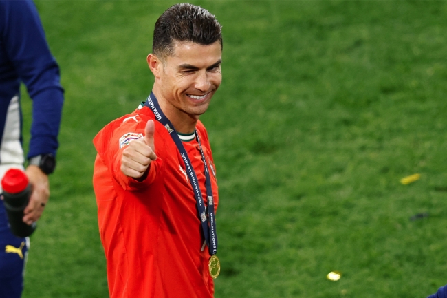 كريستيانو رونالدو يعلن استمراره مع النصر: تفاصيل جديدة حول مستقبله في الدوري السعودي 5 كريستيانو رونالدو يعلن استمراره مع النصر: تفاصيل جديدة حول مستقبله في الدوري السعودي