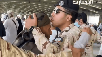 لحظة إنسانية مؤثرة: قبلة على الجبين بين قوات الطوارئ والحجاج