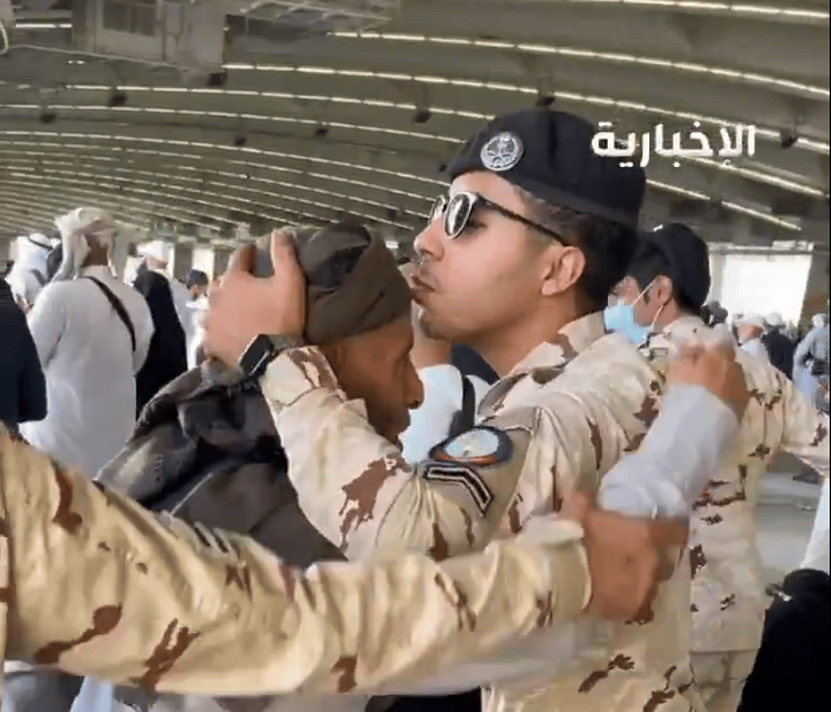 لحظة إنسانية مؤثرة: قبلة على الجبين بين قوات الطوارئ والحجاج 5 لحظة إنسانية مؤثرة: قبلة على الجبين بين قوات الطوارئ والحجاج