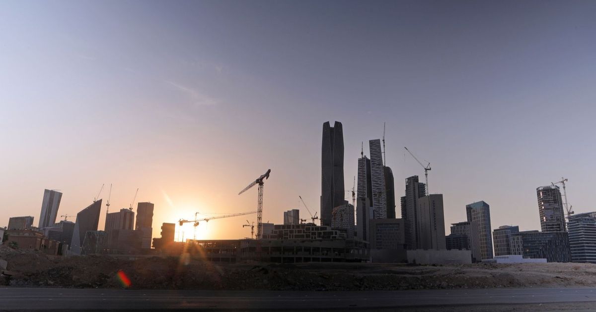 لماذا تفضل الأفراد القروض العقارية على الشركات في السعودية؟ استكشف الأسباب وراء هذا الاتجاه المتزايد 1 لماذا تفضل الأفراد القروض العقارية على الشركات في السعودية؟ استكشف الأسباب وراء هذا الاتجاه المتزايد