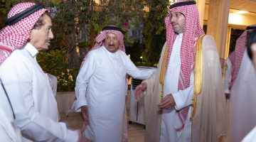 محافظ جدة يقدم تعازيه لأسرة السميري في وفاة فقيدهم: لحظات إنسانية مؤثرة