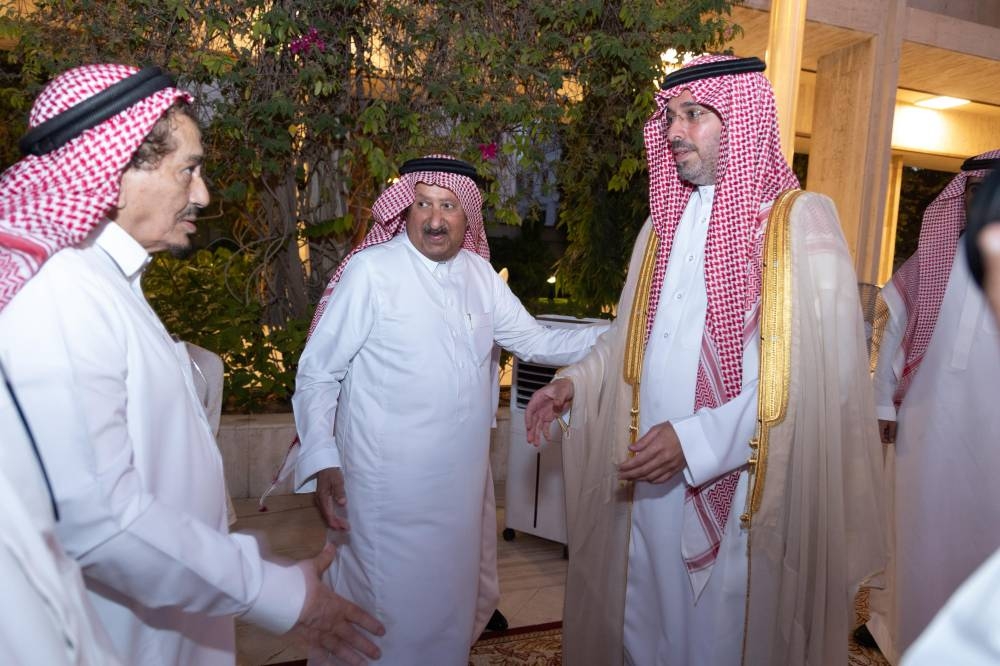 محافظ جدة يقدم تعازيه لأسرة السميري في وفاة فقيدهم: لحظات إنسانية مؤثرة 5 محافظ جدة يقدم تعازيه لأسرة السميري في وفاة فقيدهم: لحظات إنسانية مؤثرة