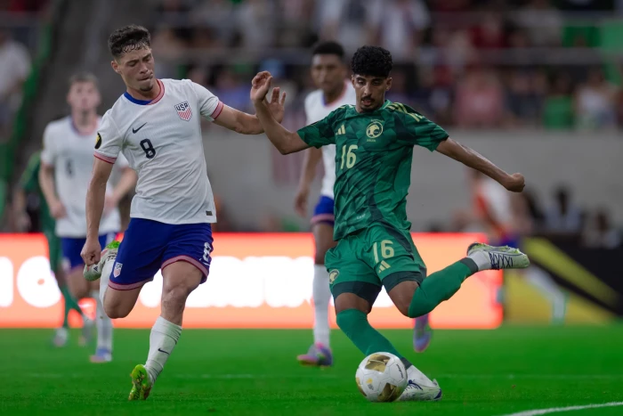 منتخب السعودية يتعرض لهزيمة مفاجئة أمام أمريكا في كأس الكونكاكاف الذهبية: تفاصيل المباراة بالفيديو! 1 منتخب السعودية يتعرض لهزيمة مفاجئة أمام أمريكا في كأس الكونكاكاف الذهبية: تفاصيل المباراة بالفيديو!