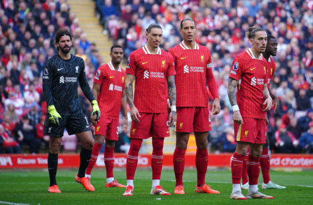 نجم ليفربول يطالب بضم أفضل مدافع عالمي لتعزيز صفوف الفريق 1 نجم ليفربول يطالب بضم أفضل مدافع عالمي لتعزيز صفوف الفريق
