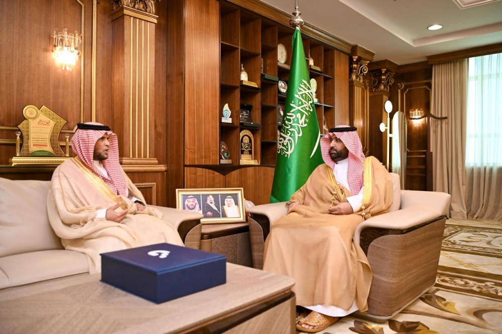 أمير جازان يكشف عن خدمات بنك التنمية الاجتماعية الجديدة: تعزيز التنمية في المنطقة!